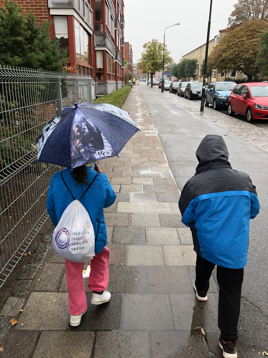 ”vill du låna mitt paraply? Jag har luva.” @stenkulaskolan
