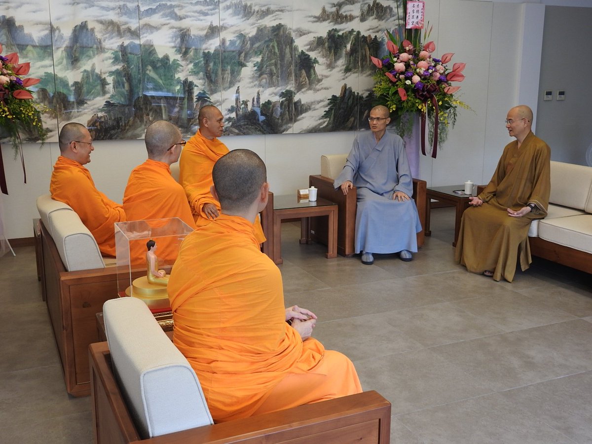 Psanitwong's tweet photo. 30ส.ค.2561 พระครูสังฆรักษ์รังสฤษดิ์ อิทฺธิจินฺตโก จอว.วัดพระธรรมกาย และพระวิเทศธรรมาภรณ์ ปธ.มูลนิธิธรรมกาย เดินทางไปร่วมแสดงมุทิตาจิตต่อ พระธรรมมาจารย์กว่อฮุย ที่เข้ารับตำแหน่งเจ้าอาวาสองค์ที่ 3 แห่งวัดฝากู่ซาน ซึ่งเป็น1ใน4องค์กรพุทธใหญ่ในไต้หวัน ซึ่งโดดเด่นทางด้านการศึกษา https://t.co/qVxmIeXtby