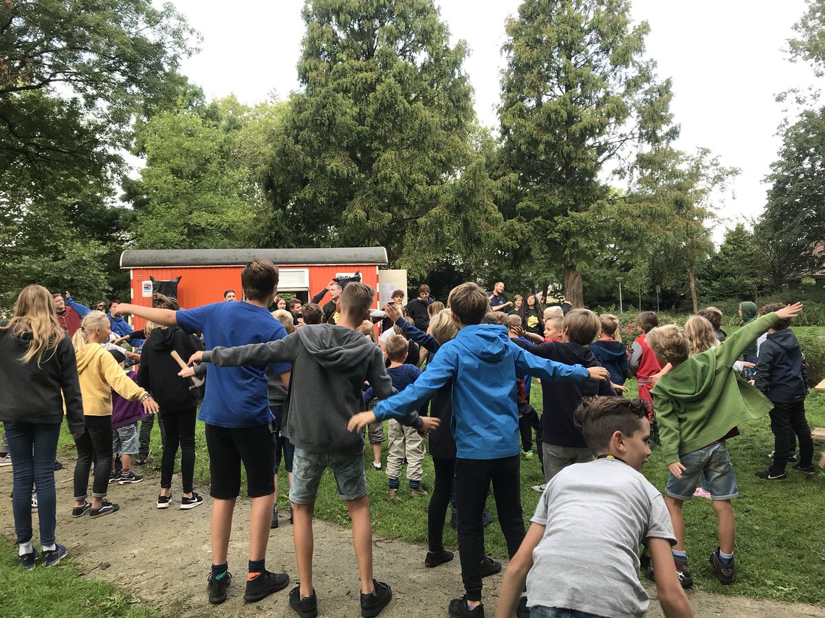 En ja natuurlijk ging ik even op bezoek bij t huttendorp in Koogerpark! Net op tijd om de warming-up mee te maken voor weer n leuke timmerdag. <a href="/RosaMenno/">Menn⭕️ de Haas</a> <a href="/Koogerpark/">Koogerpark</a>