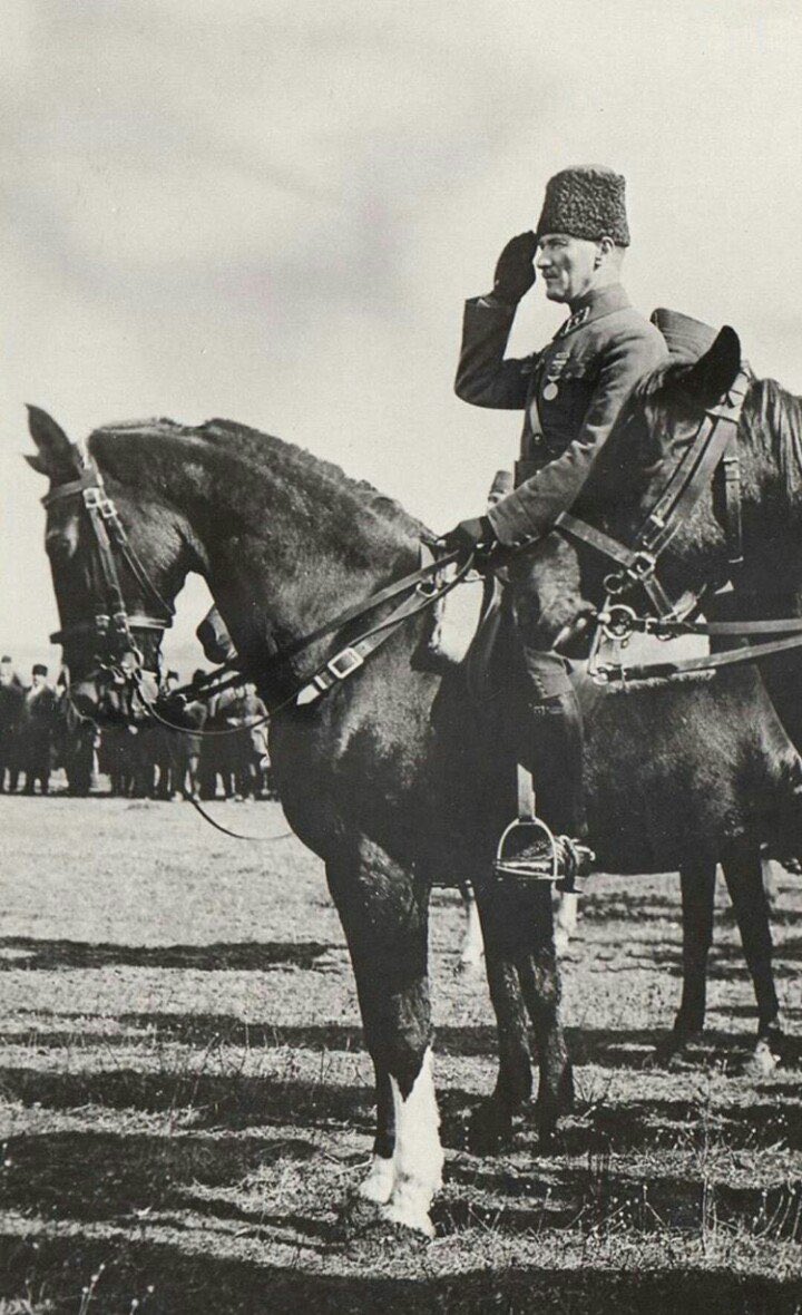 "Bağımsızlıktan yoksun bir ulus, uygar insanlık karşısında uşak olmaktan kurtulamaz." Mustafa Kemal ATATÜRK 🇹🇷