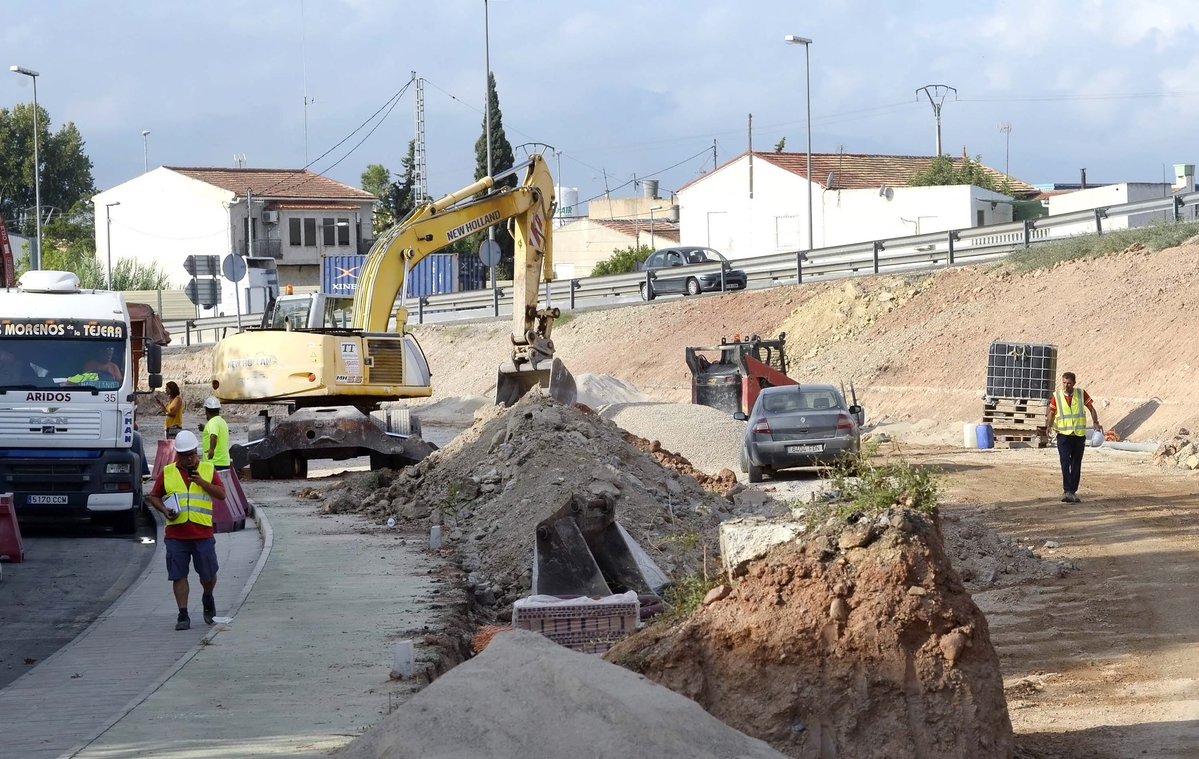 El alcalde de Murcia, José Ballesta, visitó hoy las obras del primer aparcamiento solidario de Murcia ubicado en el barrio de San Antón, junto a la FREMM y el ramal de acceso a Ronda Norte, para 80 plazas y cuyas obras concluirán en otoño