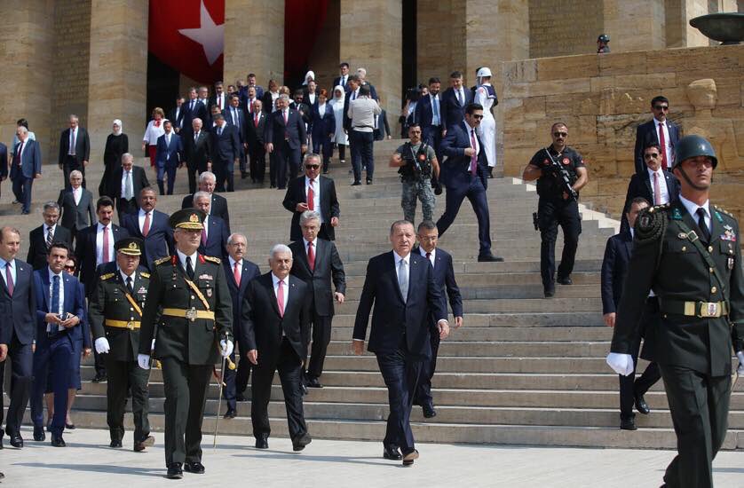 30 ağustos zafer bayramı münasebetiyle devlet erkanı atamızın huzuruna çıktı. Var olsun Türk milleti