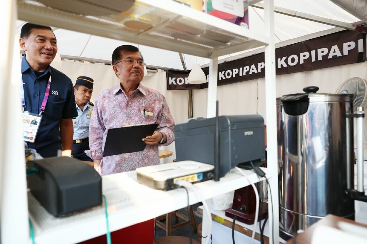 Pak JK  dgn Eric Thohir dan Syafri Syamsuddin ngopi bareng  di Zona Atun Kawasan Kuliner Kompleks GBK Senayan  Jakarta , Kamis (30/8/2018)