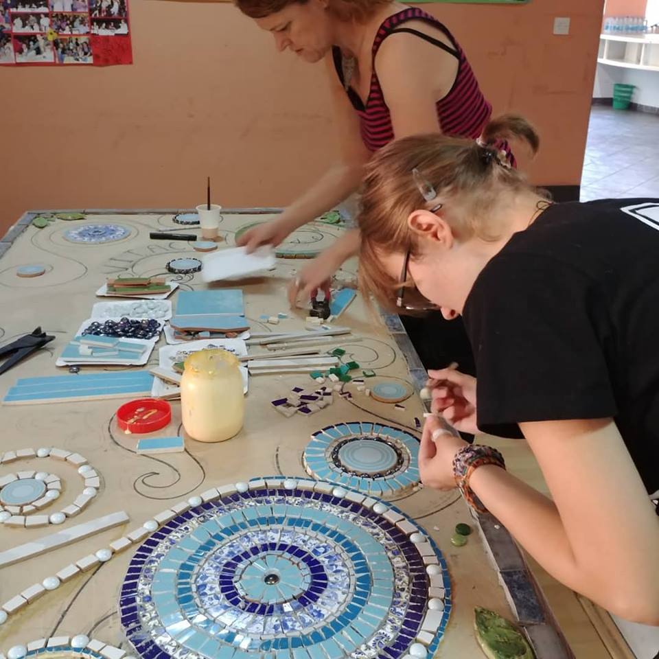 varcakovic5's tweet photo. Summer camps day 4
#gettoknowrealyou #projectexpression #culturediversity #mosaic #creative #music #languages #svitacbosnia #fireflyinternational https://t.co/of85dBAQtP