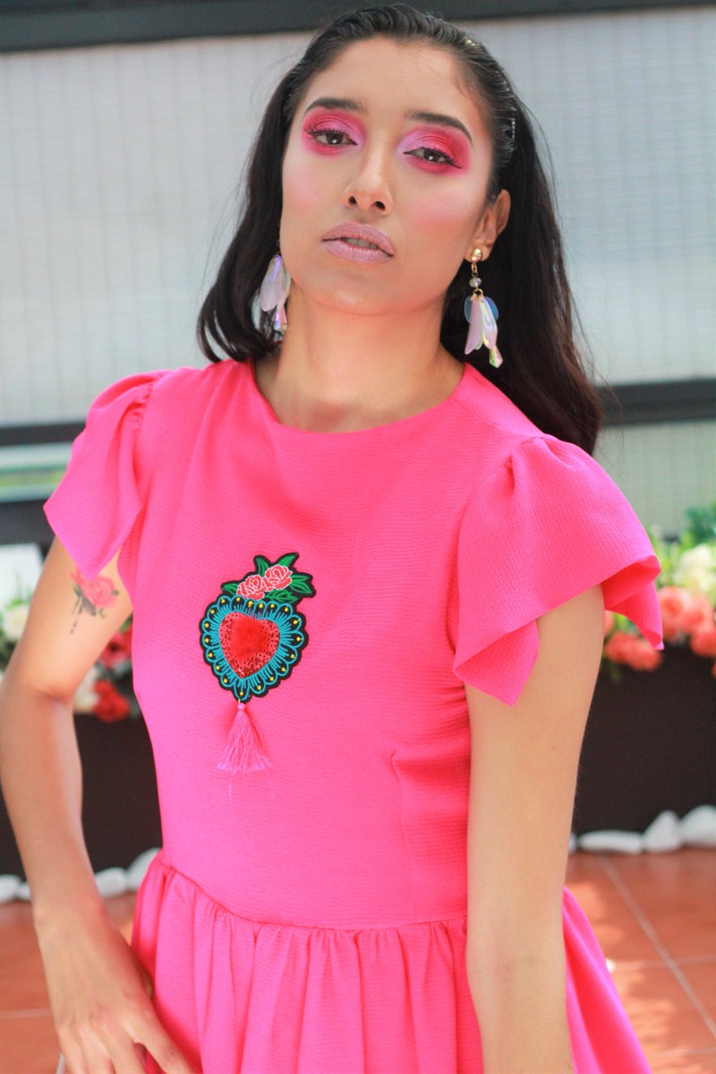 MauricioCorchad's tweet image. 24DressxMacoc Vestido fiusha con olan en sisa, falda plisa y aplicación en centro del talle #Fiusha #ModaMx #ModaNacional