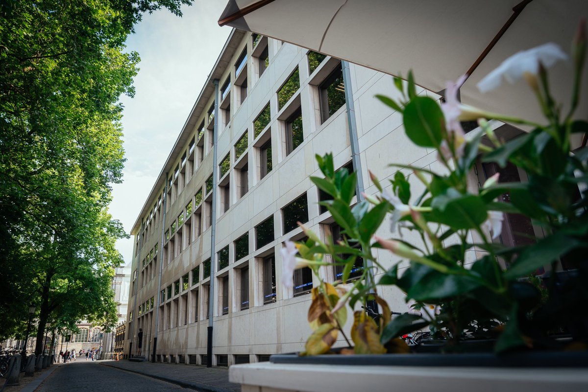 toekomstbrugge's tweet photo. Tijdens @triennalebrugge wordt de exporuimte van #DeTank een werkplek waar jonge kunstenaars resideren en met de atelierbewoners werken aan een installatie. Onder meer deze avond (19-23u) kan je hen een bezoekje brengen (Burg 4). Meer info: https://t.co/cVX9sTY13s (project nr.18) https://t.co/204spNeXIm