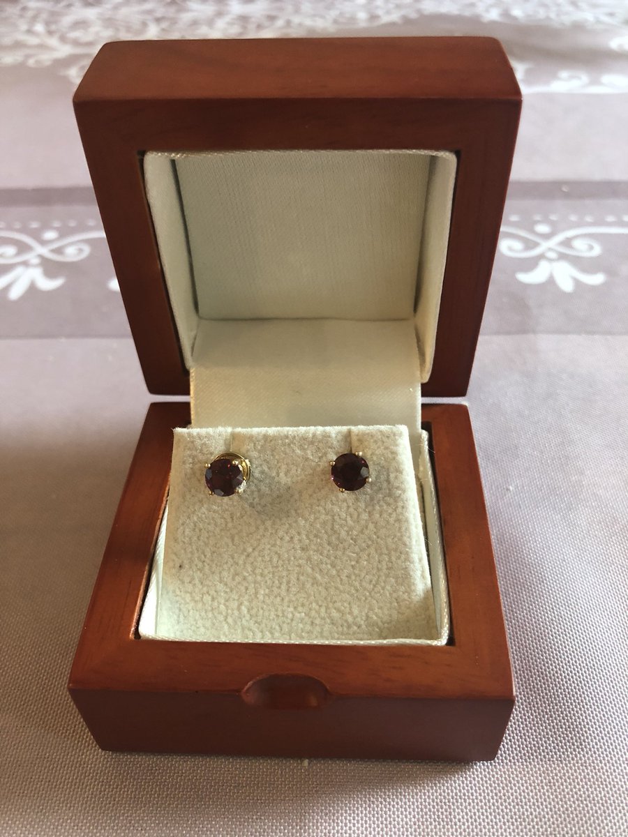 natalieadickson's tweet photo. More beautiful jewellery made by @MaxdiamondsGB as my wedding present to go with my lovely engagement ring x https://t.co/j01oPt4wNc