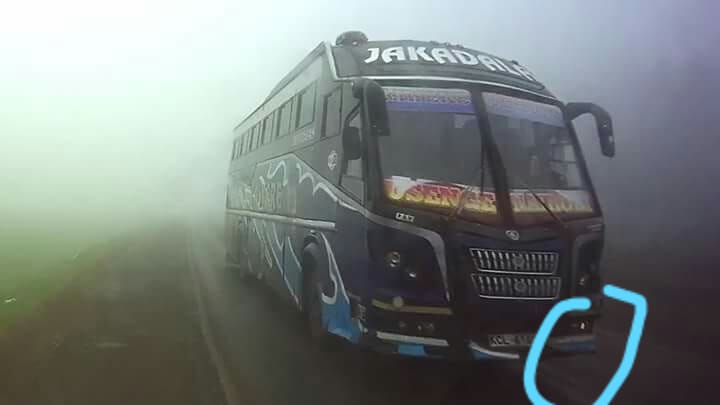 anj_116_'s tweet photo. We love travelling. We love Scania buses. But when you act unajua! Drive without lights in a fog; and anga overtake like you own the world, we will mulika you like crazy. 

Bus: Kawere (Jakadala)
Sacco: Rengcom Communication
Plate: KCL 414C 

@ntsa_kenya kazi kwenu https://t.co/QhDK0cPoNy