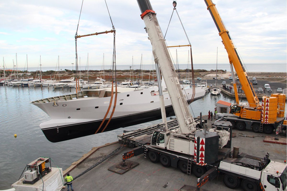 EneriaFR's tweet photo. #TBT #Eneria conçoit des solutions de #motorisation #marine sur-mesure et pour tous types de bateaux. Ici mise à l'eau du #thonier #Chrisderic équipé avec un moteur CAT 3512C.
#Motorboats #catmarine https://t.co/M7GqMvg999