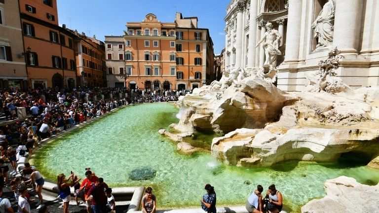 Le360 Face Au Flot De Touristes La Fontaine De Trevi Suffoque T Co Lwa7cihsel