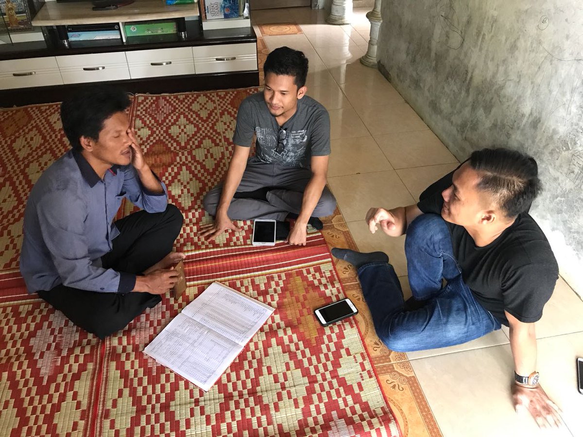 SMART_Sinarmas's tweet image. Kami bersama GeoTraceability mendukung upaya pemasok kami PT Sugih Riesta melakukan survei lapangan di lahan petani swadaya Herianto, anggota kelompok tani Bina Tani. Kegiatan ini mengantar tim survey mengambil batas kebunnya di Indragiri Hulu, Riau #SMARTEvent