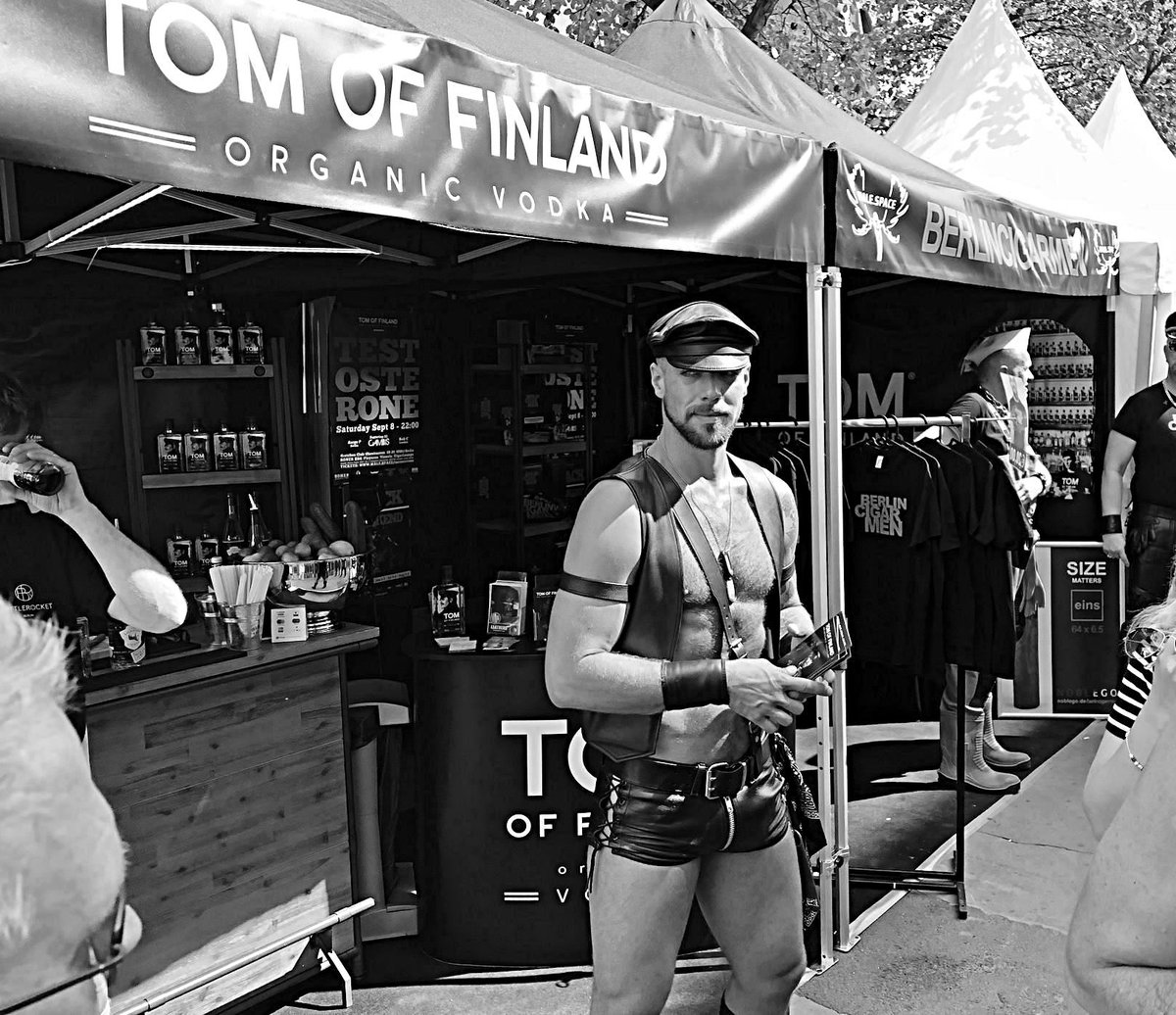 ToFVodka's tweet photo. Love to all who visited us at the Lesbisch Schwules Stadtfest Berlin.

We had a fantastic time together 🖤. 
@nhogner @MaleSpaceBerlin @BerlinCigarMen @pekkastrang 

#Berlin #TomOfFinland #LGBT https://t.co/jJYJdDhPnr