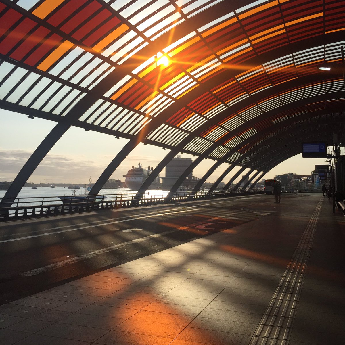 Oh wauw! Amsterdam Centraal Station. #overstappen #treinleven