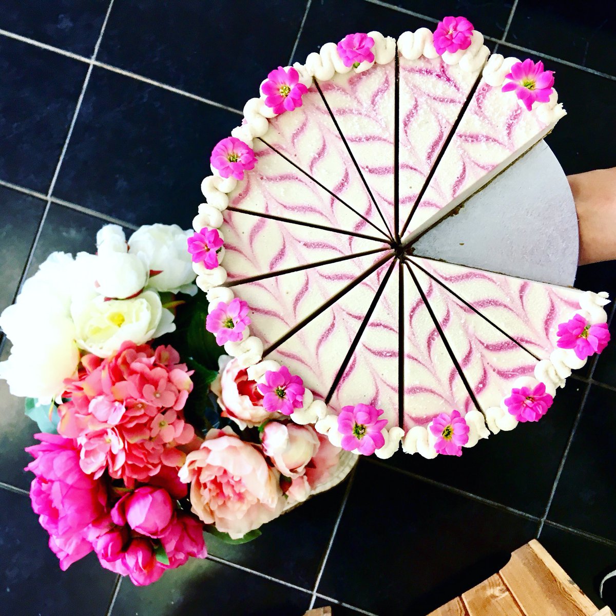 🎈Heading off to @skyparkglasgow ☀️today for a Healthy Food Fiesta!🍋🥥🍓 See you there!🎉🍰🙌🏽 #Glasgow #streetfood #food #fiesta #healthyfood #glutenfree #dairyfree #soyfree #refinedsugarfree #goodfood #rawnchy #feelinrawnchy