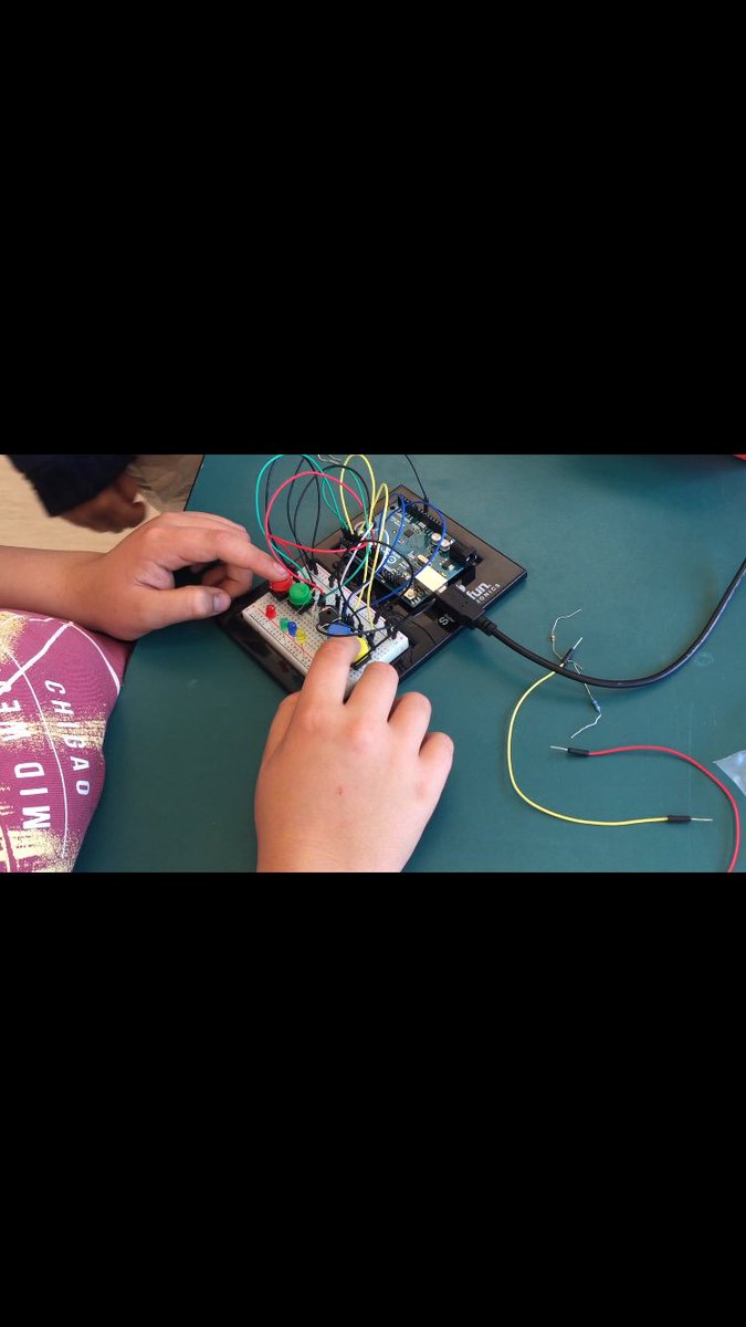 It was a circuit building kinda day: Basic circuits, light dependent circuits, blinking LEDs with 555 timers, light sensors controlling noise volume circuits and memory games built with breadboards &amp; Arduinos #hardfun #makerednz