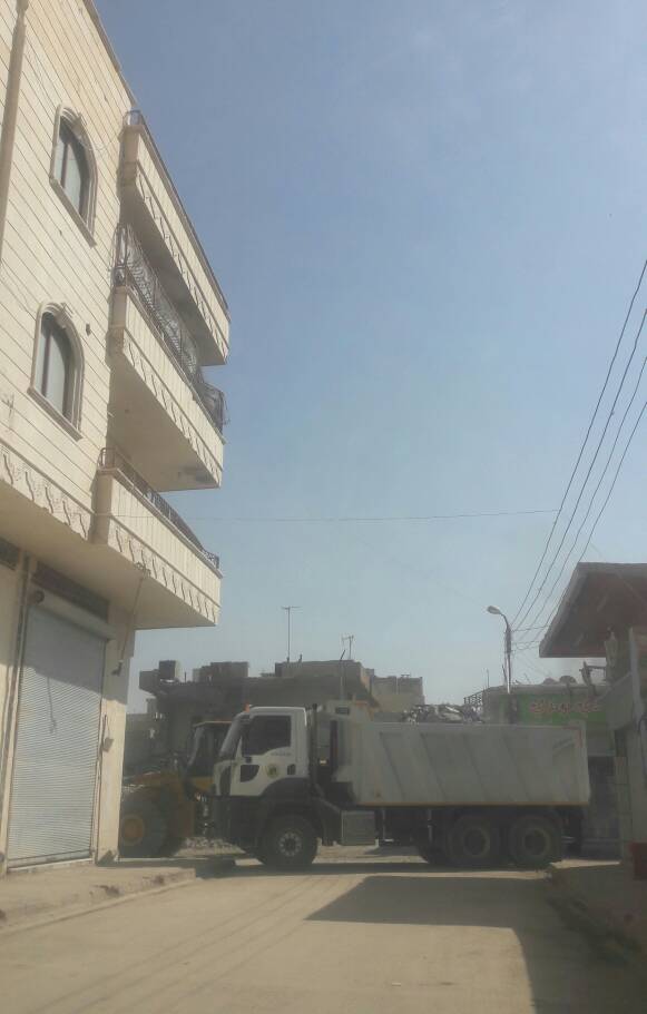 MadaSyriaMedia's tweet photo. #الرقة
تستمر ورشات مجلس الرقة المدني بآعمال مشاريع رفع الانقاض وازالة الركام من احياء المدينة ، كما قامت لجنة الطرق في المجلس بوضع خطة للاستمرار في تزفييت الطرق داخل مدينة الرقة .

#ارادة_الحياة_تنتصر https://t.co/RzdUNa4MLX