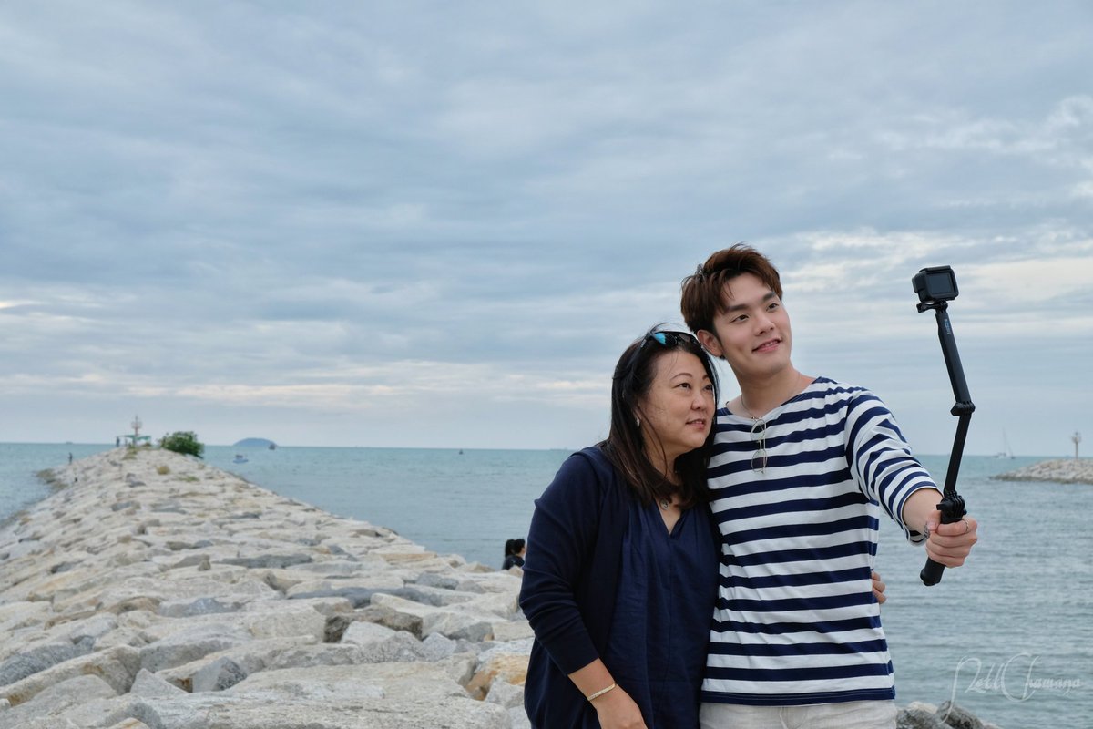 NetteVanessa's tweet photo. เมื่อคู่แม่ลูกชักภาพร่วมกันก็จะน่ารักประมาณนี้แล ใช่ไหมพี่เตอร์@CTR2DAB ใช่ไหมคะคุณแม่ @Copter_MomRonk #พี่เตอร์สินกำ #coptermom #แม่หลงกะพี่เตอร์ #KazzMagazine #KazztripwithKimCop https://t.co/LC7ZFD80n1