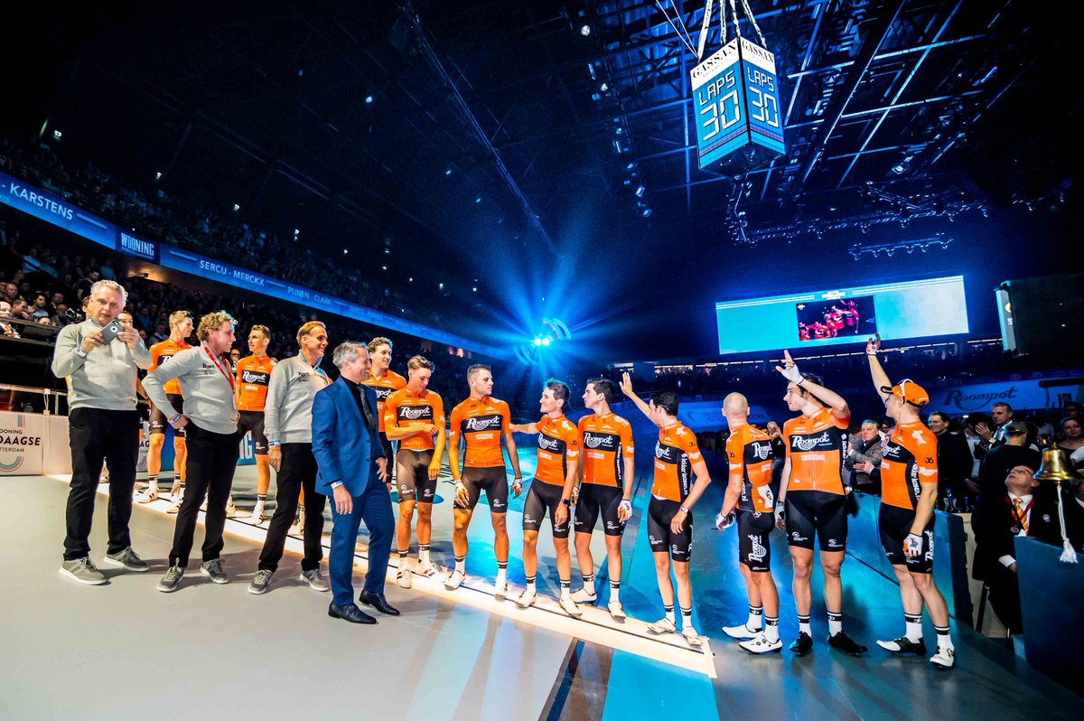 Pers en publiekspresentatie nieuwe wielerploeg @TeamRoompot en <a href="/Snipercycling/">Roompot - Charles Cycling Team [backup]</a> op openingsdag #Wooning Zesdaagse van Rotterdam (3 januari) in <a href="/rotterdamahoy/">Rotterdam Ahoy</a>. Lees hier het persbericht over de fusie van de wielerteams: bit.ly/2MAKPym. Ticketinfo zesdaagserotterdam.nl/bezoekersinfo/…