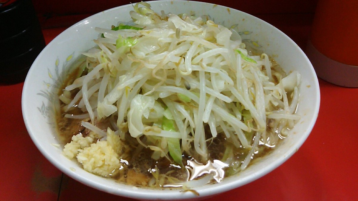 ｊ たろう ラーメン二郎三田本店 ラーメンニンニク少なめ 初めての聖地 Ppで並ぶも 緊張してアブラコール忘れちゃった でも店員さん達はガサツそうだけどとても優しくて お客さん達も含めた一体感は これぞ二郎 感じまくりでした そして先生