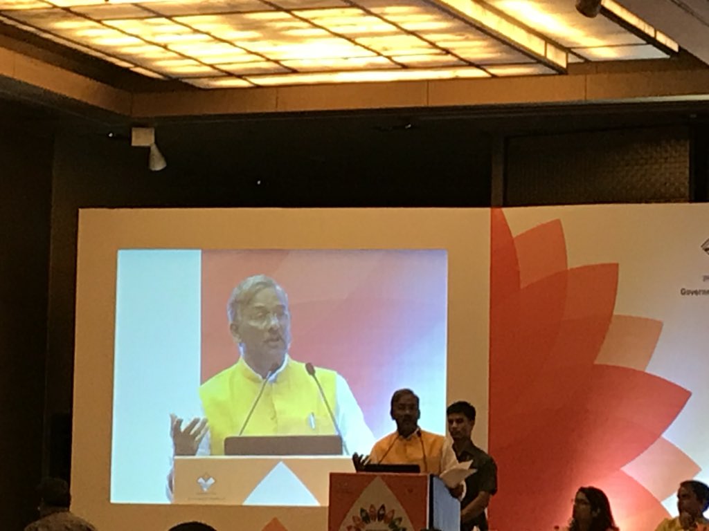 आज मैं दिल्ली में अपना पूरा परिवार - मेरी कैबिनेट - को लेकर आपके समक्ष आया हूँ। हमारा एक ही ध्येय है कि हम अपने प्रदेश में अधिक से अधिक निवेश आकर्षित करें और इसके लिए हम आपको सभी ज़रूरतें मुहैया कराने को वचनबद्ध हैं #DestinationUttarakhand