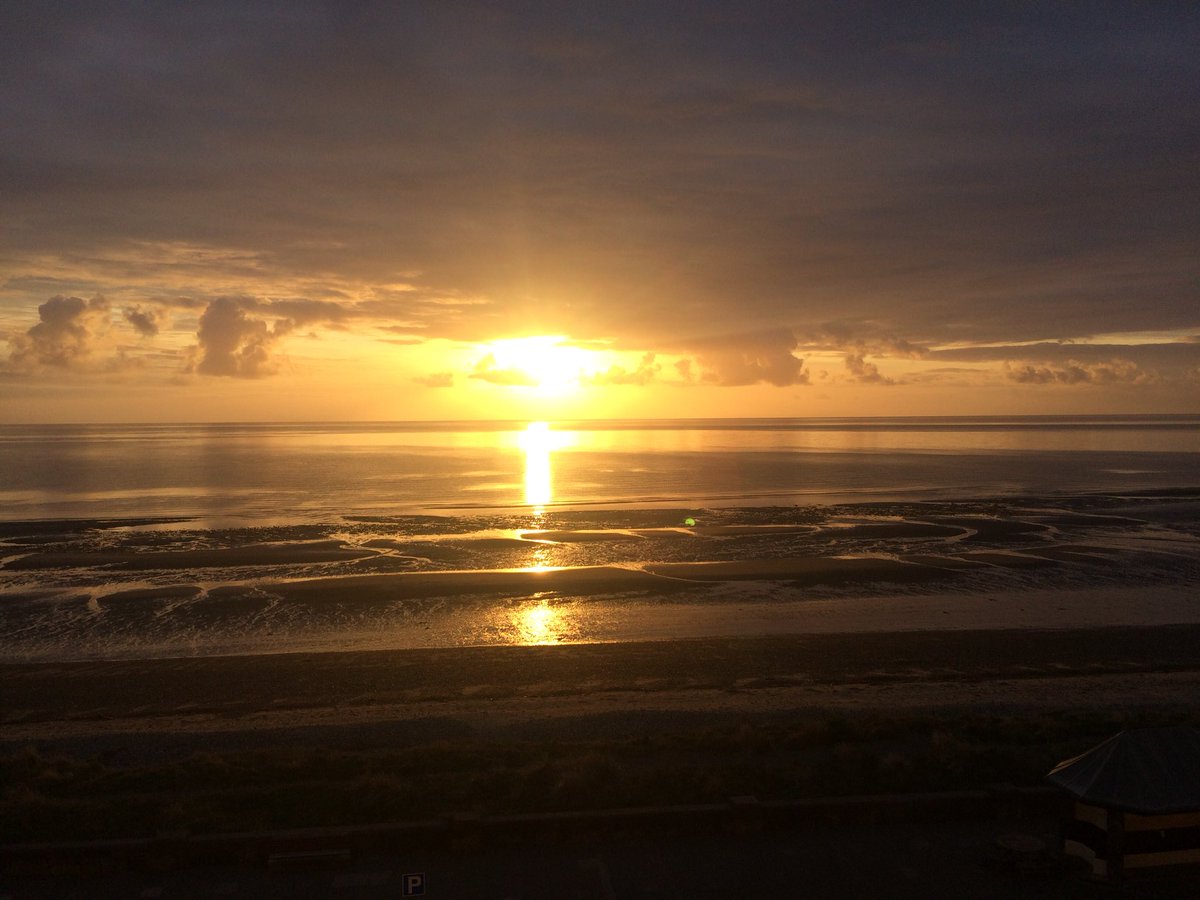madphilhorton's tweet photo. #stunning #sunrise #ramsey #iom #mooraghprom https://t.co/6PrLgH8BUU