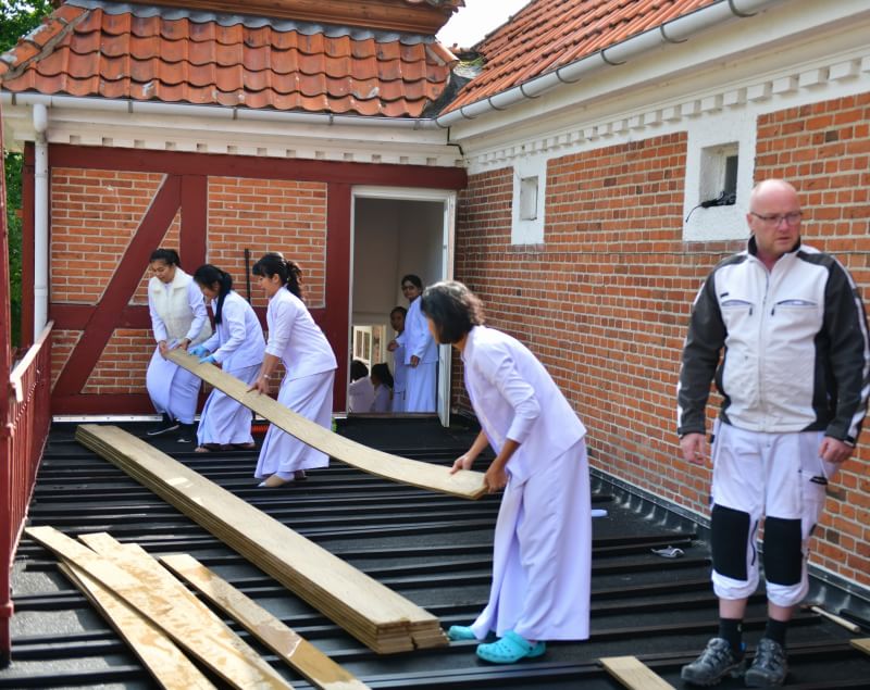 sawang2561's tweet photo. โล���ทึ่ง...ชาวเดนมาร์กทุ่มเทสร้างลานปฏิบัติธรรมวัดพุทธไทย

ชาวเดนมาร์กใช้เวลาพักในวันหยุดมาเป็นกำลังสำคัญช่วยซ่อม ปรับปรุงและสร้างลานระเบียงร่วมกับสาธุชนไทย เพื่อใช้เป็นพื้นที่ปฏิบัติธรรมกลางแจ้งที่ #วัดพระธรรมกายคอร์ซัวร์ลุสท์สโกว ประเทศเดนมาร์ก
อาทิตย์ 26 สค. 61 https://t.co/JaSUywABFr