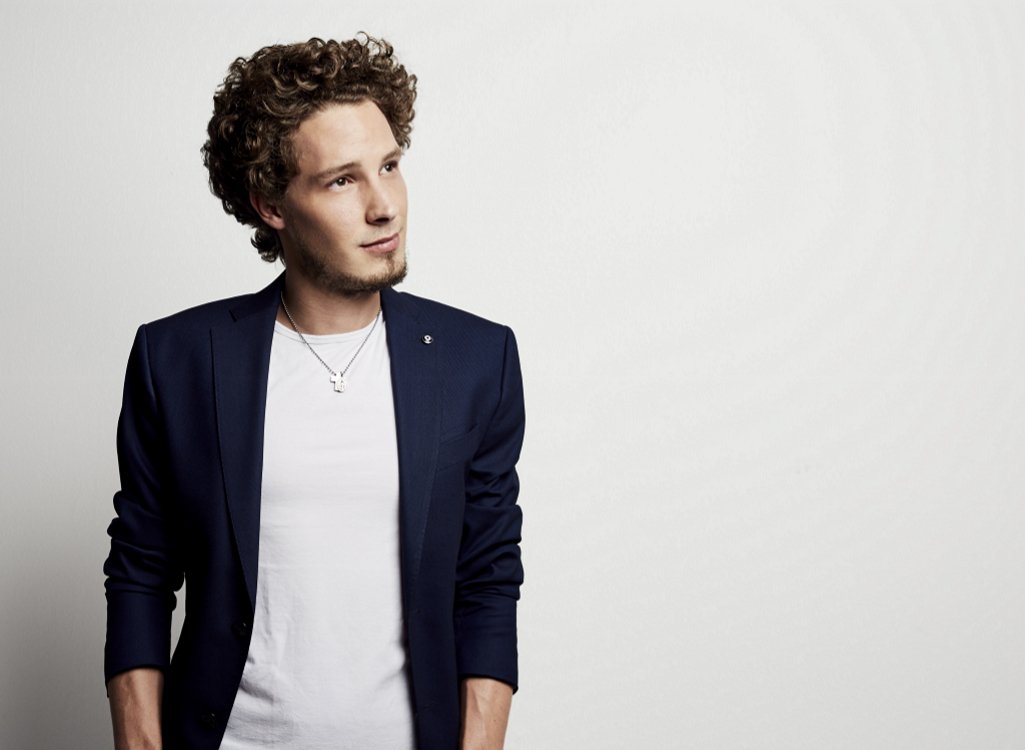 Don't let it be said, we can't recognise a bona fide club banger when it hits us in the chops. Whirl into melodic pop euphoria of "Light Up" by <a href="/MaximSchunk/">Maxim</a> eqmusicblog.com/watch-light-ma…