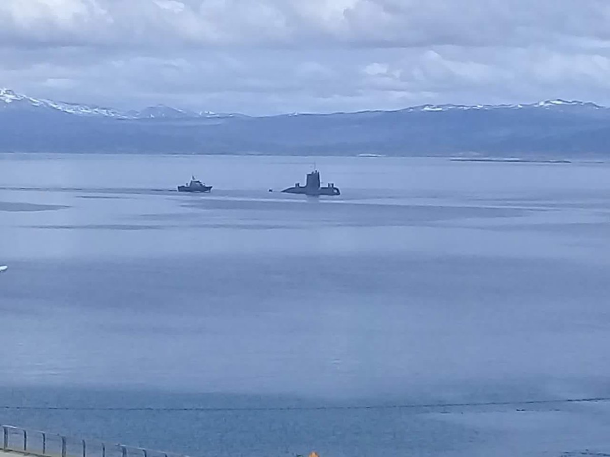 #ARASanJuan Ayer un señor en Ushuaia nos paso amablemente unas fotos tomadas por el del submarino ARA San Juan saliendo por última vez de ese puerto, nunca fueron publicadas estas fotos, agradecemos el gesto 🇦🇷⚓️ #busquedaefectivaya #44queridosmarinos #dondeestanlos44
