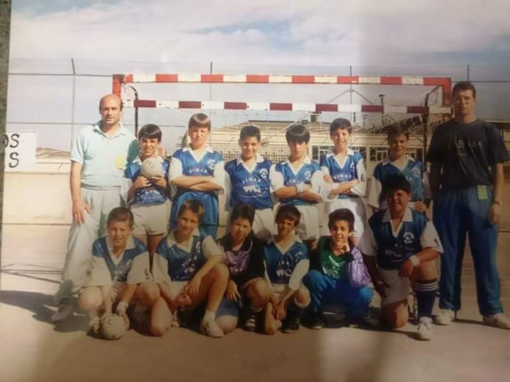 Nos vamos un poco más atrás en el tiempo con más fotos del baúl de los recuerdos. 
Esto es un #Convisport del <a href="/cemrubi/">CE Maristes Rubí</a> cuando éramos alevines, que nos visitaron los amigos de <a href="/cdmaristaszgz/">CD El Pilar Maristas</a> . Si no voy equivocado, año 1994.
#handbol #handbolretro #vintage
