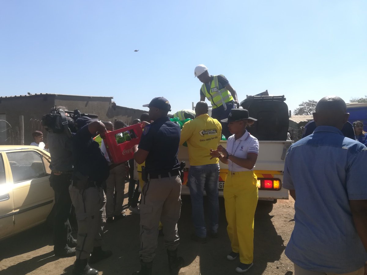 City_Ekurhuleni's tweet image. #fakefoodcrackdown now in Ramaphosa Informal Settlement  #CoESiyaqhuba #CoEfakefoodcrackdown