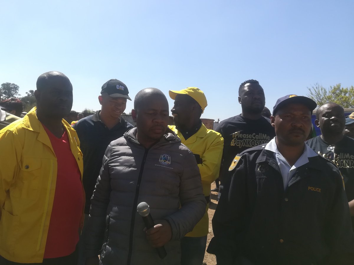 City_Ekurhuleni's tweet image. Masina: Do not loot from shop owners, it is criminal behaviour. We will take suspicious products for testing. #fakefoodcrackdown #CoEfakefoodcrackdown #CoESiyaqhuba