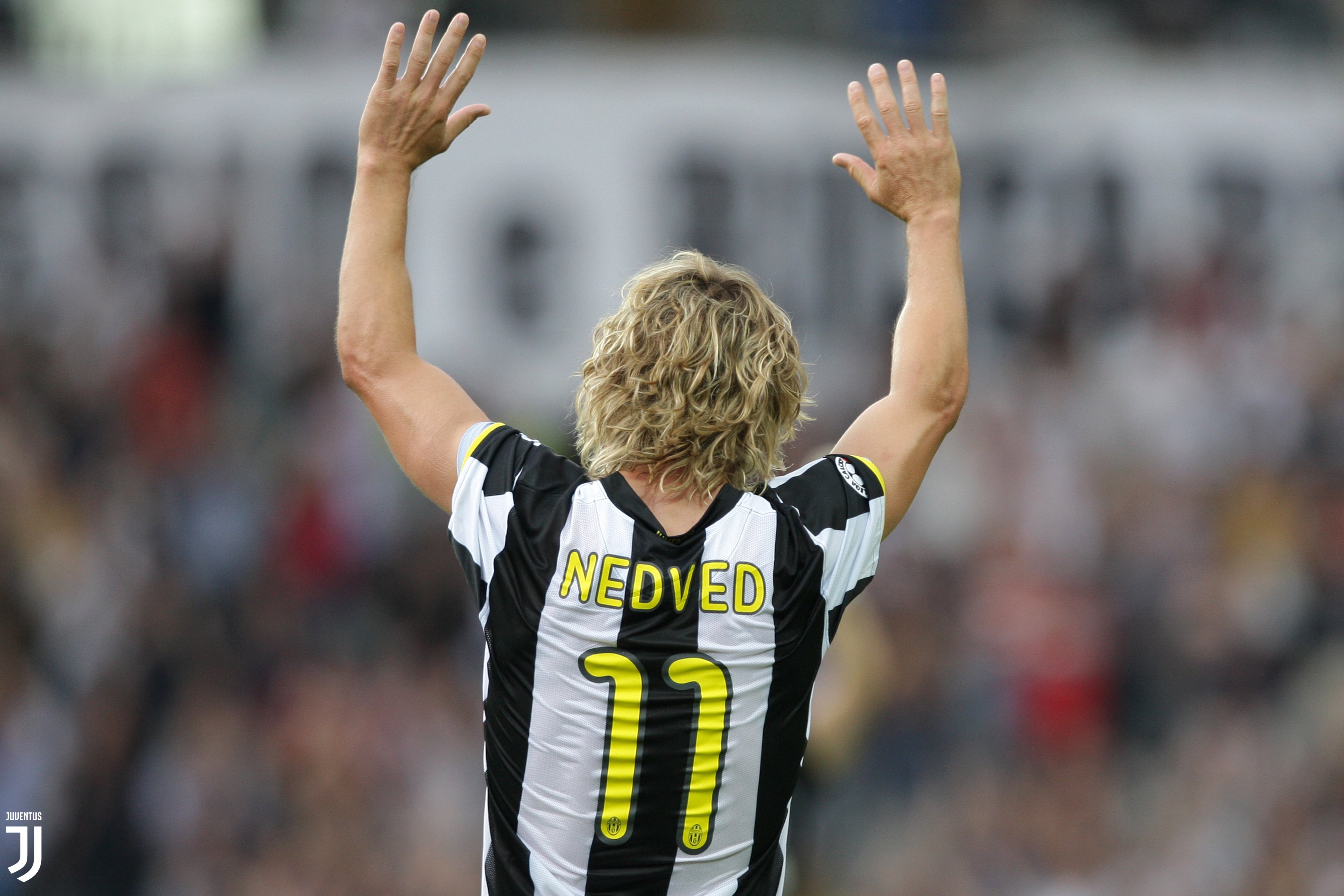 🇨🇿 Pavel Nedved ⚡️Winning the Ballon d'Or in 2003 🏆 . . . .  #ballondor#francefootball#czechrepublic#czechia#pavelnedved#nedved#433#juventus#finoallafine#juve#forzajuve#nostalgia#seriea#calcio#serieatim#nikefootball