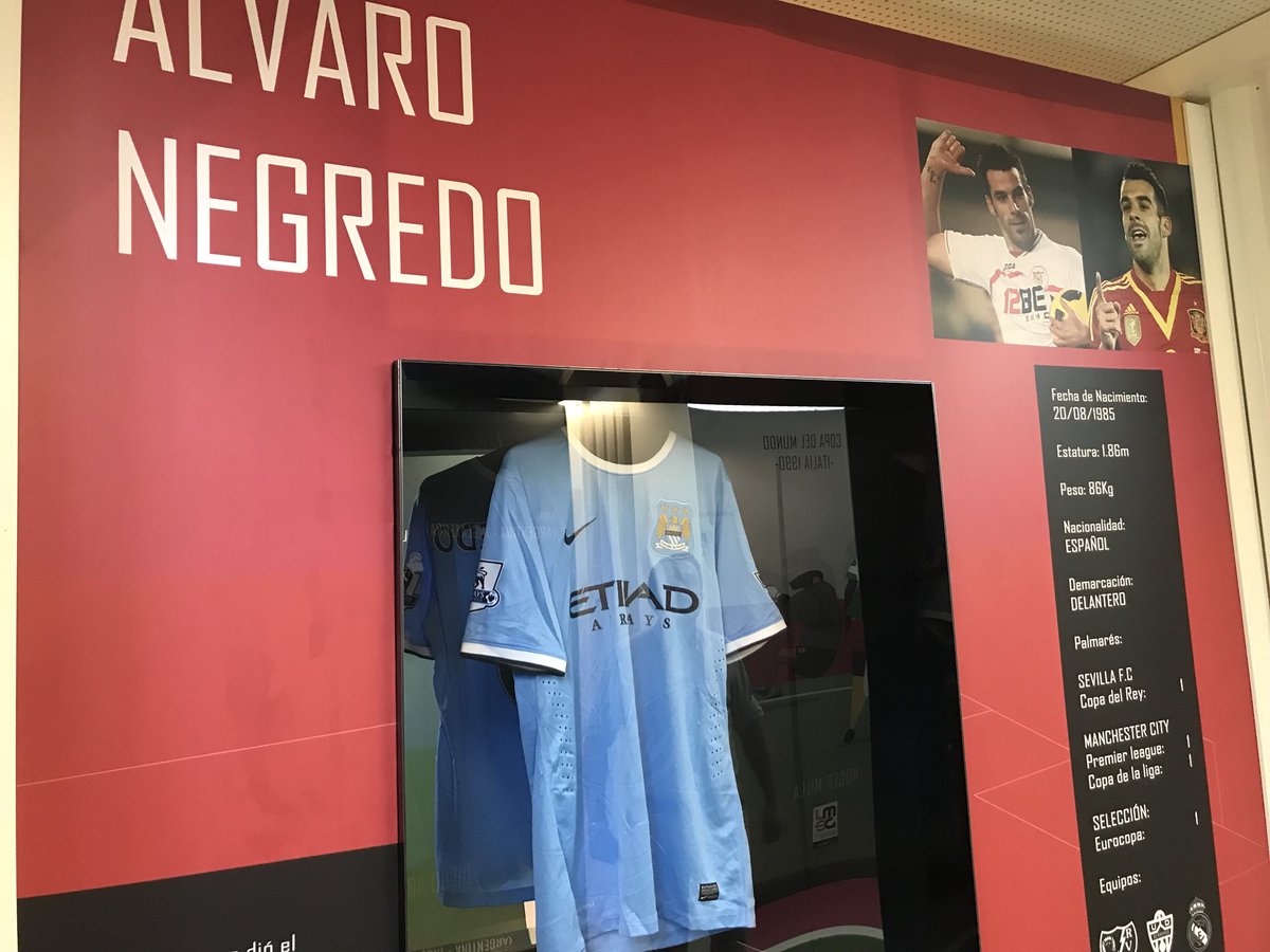 eldesmarque_sfc's tweet photo. 😉 A @FredericKanoute, Pablo Blanco, @JNavas y @AlvaroNegredo9 también ‘los verás’ en la Exposición #FútbolFanRiver de @Mude_market (Terminal de Cruceros Muelle de las Delicias, Sevilla). ¡Estáis invitados! https://t.co/ZVCBCqVuXj
