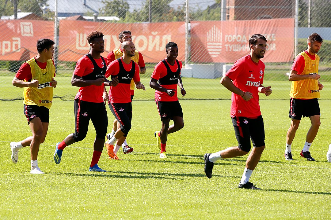  Quincy Promes, ejercitándose este jueves junto al resto de sus compañeros.