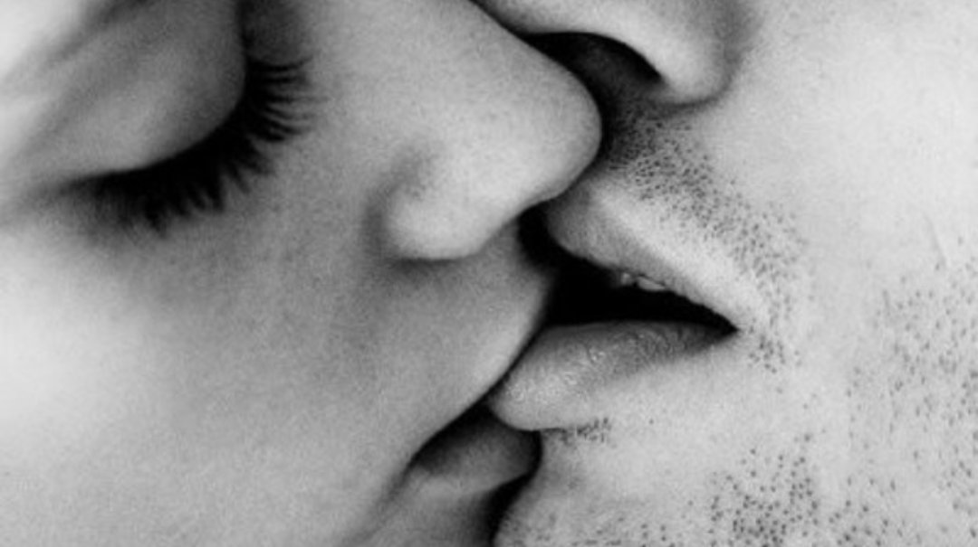 millarayvd's tweet photo. Bésame. Besame y llevame a tu mundo del silencio, de los sueños... donde solo oigamos nuestras voces hablar y soñar. https://t.co/PnPi6vdPPi