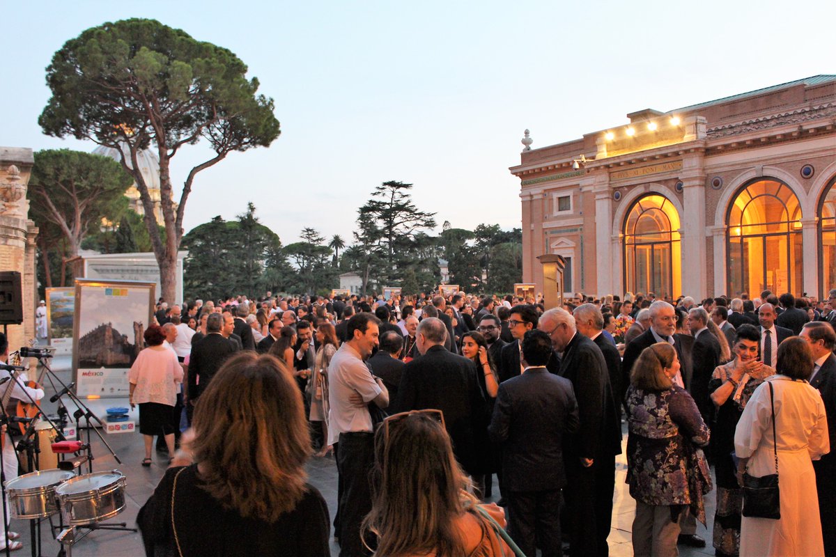 Embamexvat's tweet photo. Nuestro embajador @JaimedelArenal presidió la exposición de #ManosdelMundo en #Vaticano, en compañía de Su Eminencia el Cardenal Giuseppe Bertello, gobernador del Vaticano, y el Licenciado Carlos Manuel Joaquín González, gobernador del estado de #QuintanaRoo. https://t.co/0zoibMcFzq