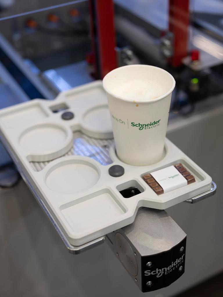 SchneiderElecDE's tweet photo. Lieblingscocktail per Knopfdruck? Unser Lexium STS serviert Ihnen auf der @SINDEXch gerne den Drink Ihrer Wahl! Wie die Integration von Roboter & Maschinensteuerung funktioniert, erfahren Sie an unserer #Robobar, Stand D01 in Halle 3.2. #EcoStruxure #IoT https://t.co/t0agJpPikY https://t.co/cRCuSsoRY2