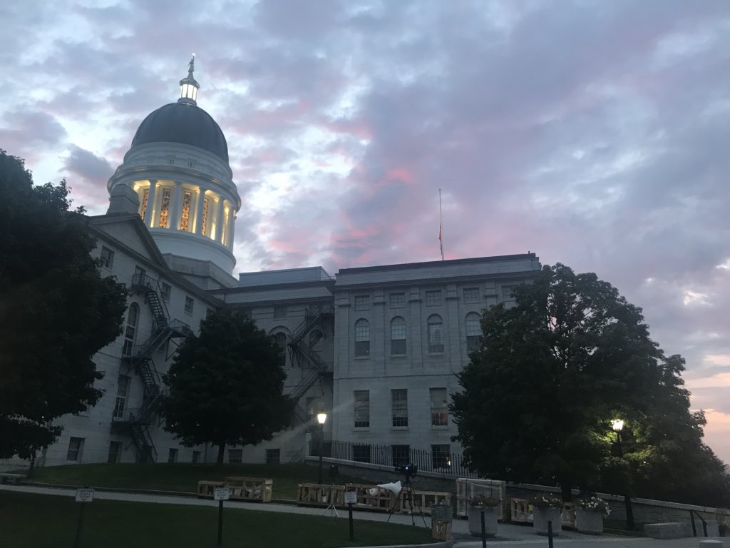 LaurenOHealy's tweet photo. Beautiful sky over The State House in Augusta! #SunriseChasing #GoodDayMaine #MyMe https://t.co/apQMaJqzAs