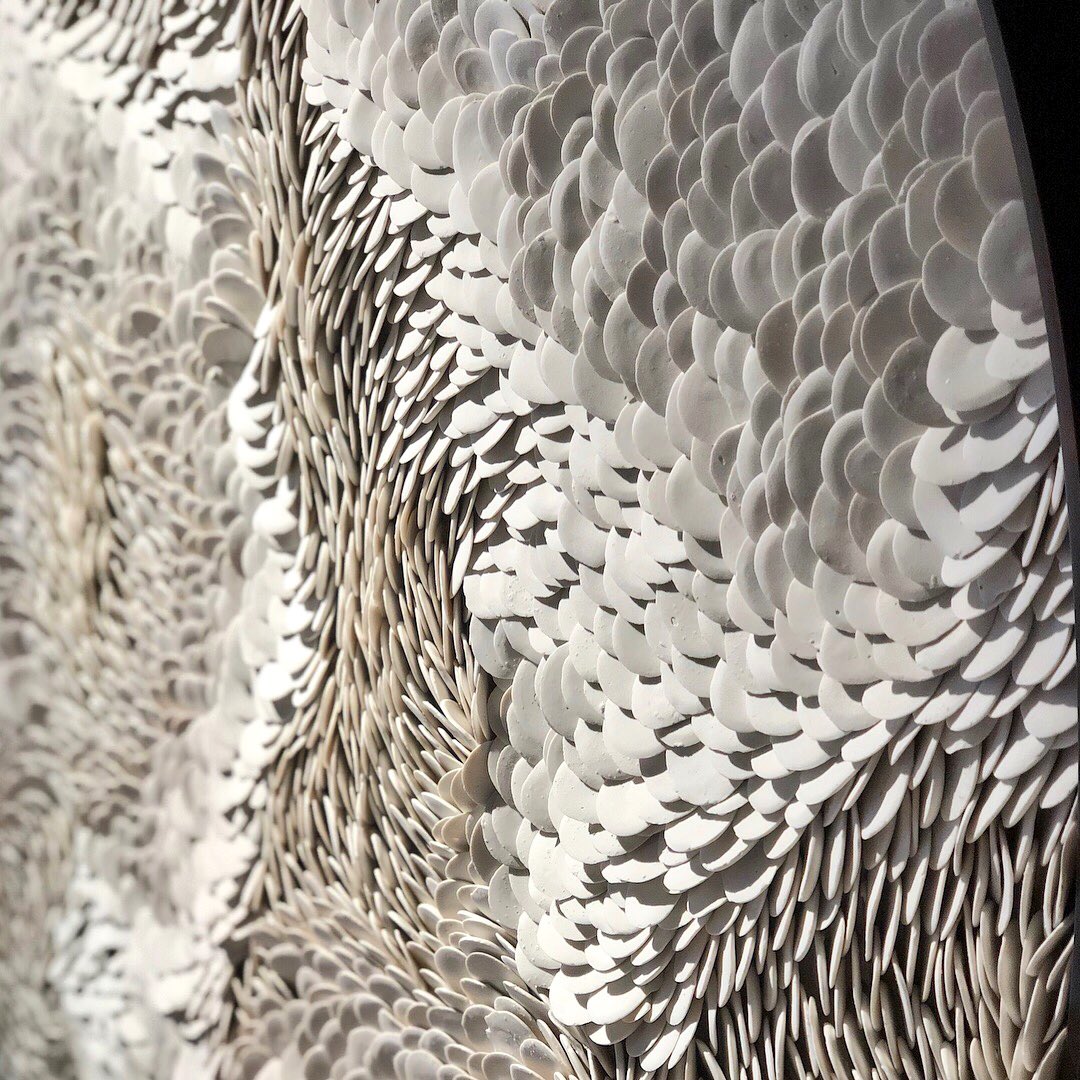 Rachel_Usher's tweet photo. The @FenellaElms porcelain artwork is mounted! Shimmering and playing with the spaces light. ❤️🙌🏻 #interiorexperience #rachelusherinteriordesign #originalartwork #fenellaelms https://t.co/eojGT1UFTv