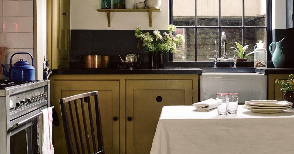 A Georgian house in London's East End beautifully restored with historically accurate colours hand-mixed by its owner

Read more here houseandgarden.co.uk/gallery/pedro-…