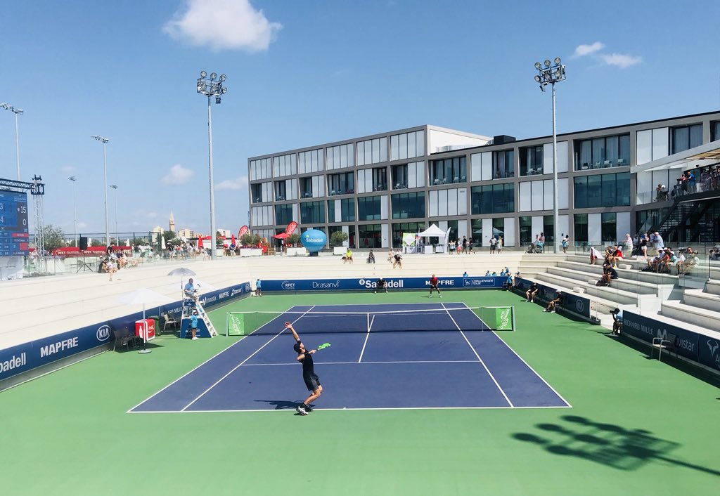 Continúa la jornada de tenis en la #RafaNadalAcademybyMovistar 

🎾PLAYING NOW: 

On the center court: 
➡️ Daniel Brands (GER) vs Daniel Evans (GBR) 

On ct 2️⃣: 
➡️ Kenny De Schepper (FRA) vs Sergiy Stakhovsky (UKR) 

Live streaming 🔗📹 rafanadalopenbancsabadell.com/live/