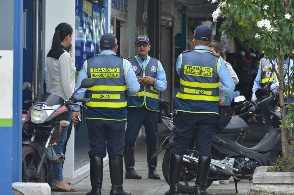 alcaldiabarranc's tweet photo. 🔜Para despejar el paso para transeúntes en los andenes de la carrera 28, y garantizar la movilidad y seguridad de los peatones, la #SecretaríadeGobierno en  acción conjunto con @PoliciaDEMAM, Vigías del Espacio Público y la @TransitoBmeja  recorre el sector https://t.co/i3D1xfpMQx
