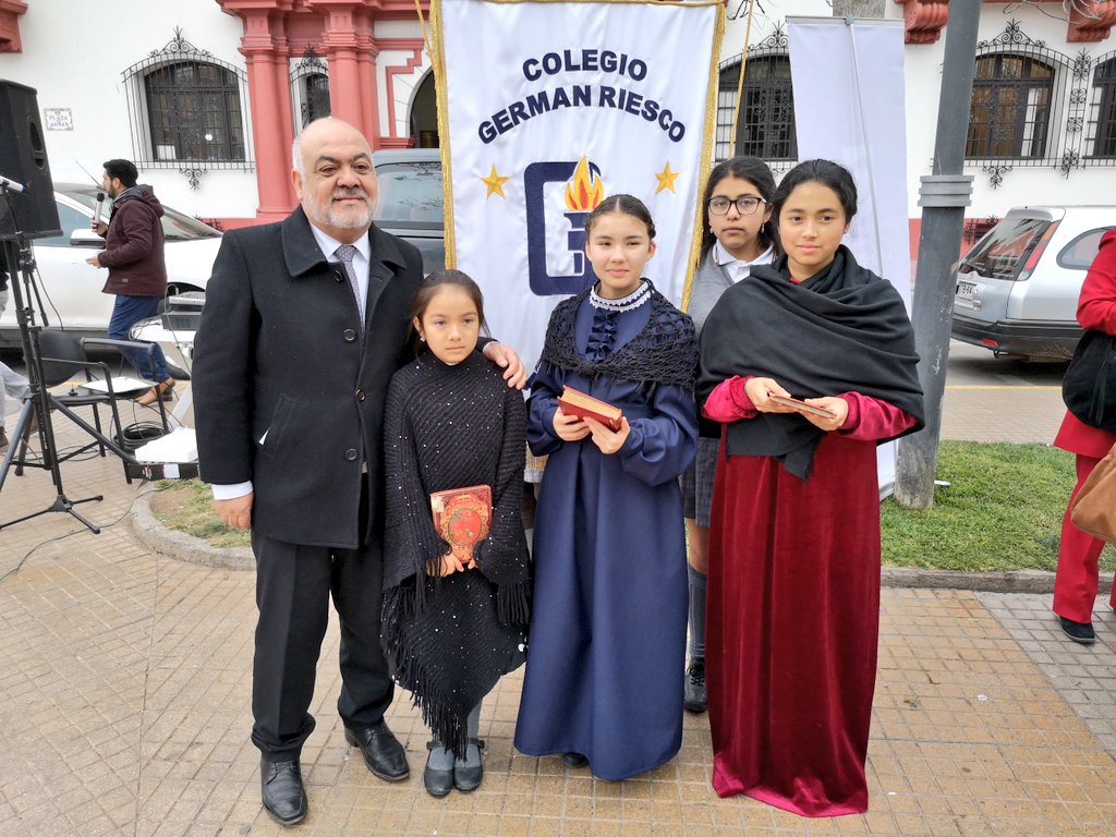 pbacho's tweet photo. En el marco del aniversario 474 y cuando se cumplen 70 años del Plan Serena, participamos en intervención urbana de alumnos de la Mesa Patrimonial de @CorpoLaSerena donde comunidad conoce más sobre personajes como Isabel Bongard, Stella Diaz, Gabriel González Videla, entre otros https://t.co/jLDIOxsBN2