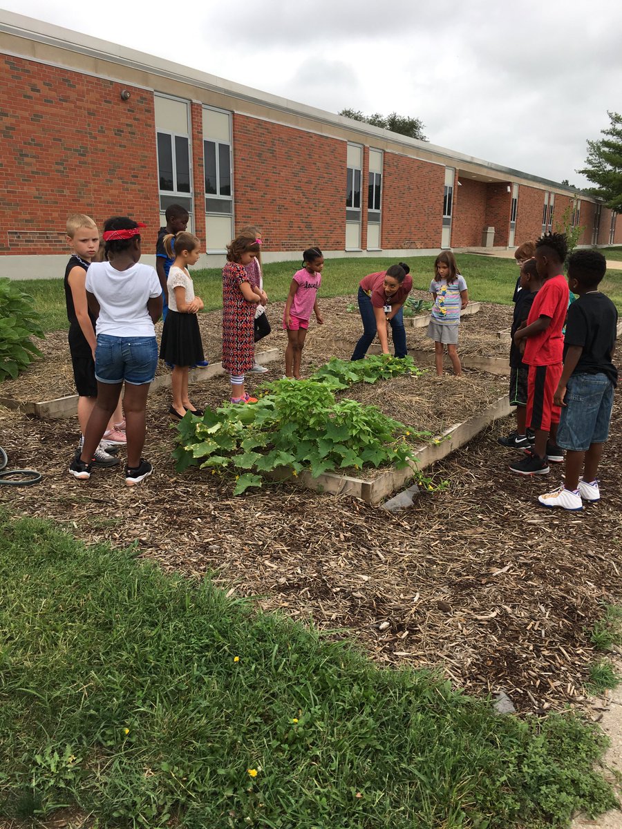 chendrickscpsk1's tweet photo. Thank you for coming in today and teaching the kids about gardening! What a great hands on experience! ⁦@CharityaKeith⁩ #IBelieveInBRE https://t.co/K1wrOmWWOi