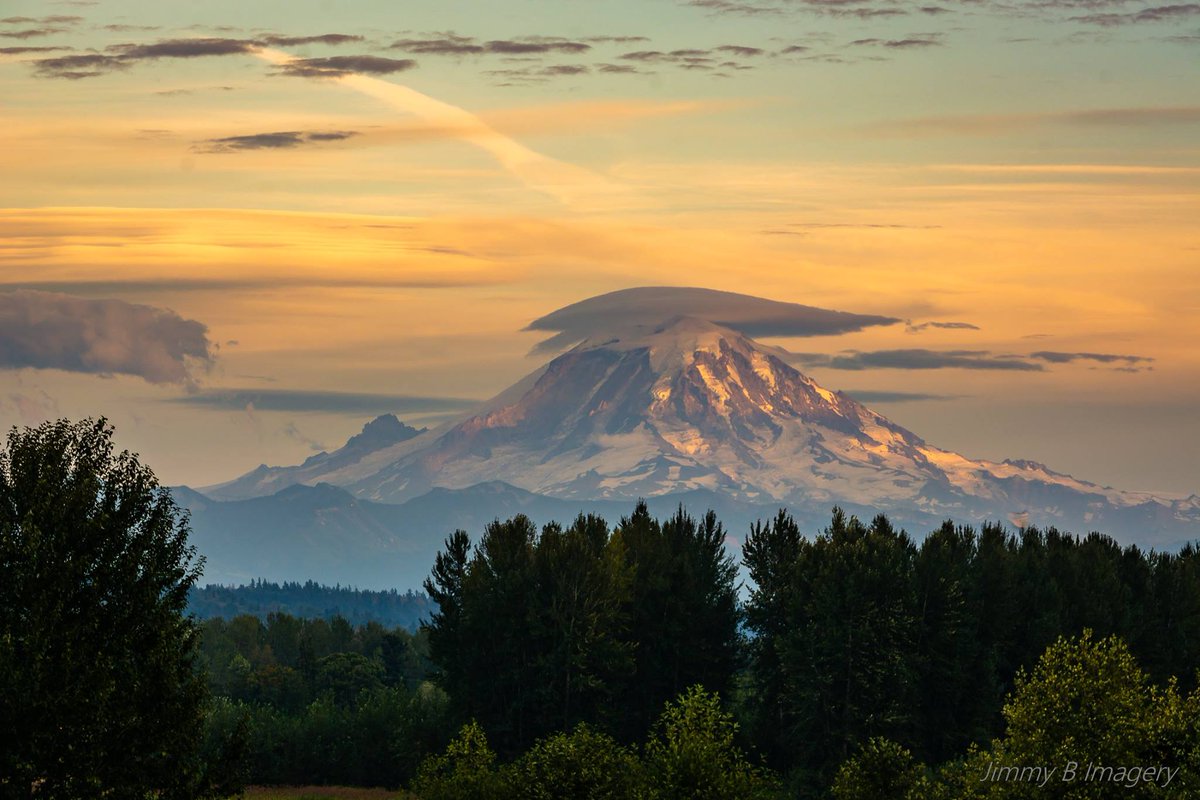 komonews's tweet photo. Have you missed seeing Mt. Rainier these past few weeks? Good news, the mountain is back 😍 

📷: Jim Burns

#SoNorthwest https://t.co/lWJFbHzsEW