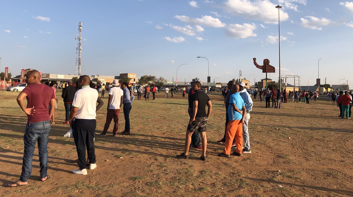 Community members started gathering at the Galeshewe Square in Kimberley to discuss the way forward. This after the Northern  Cape High Court ordered Mangaliso Matika to resume his mayoral duties. The community called for hom to step down. #sabcnews