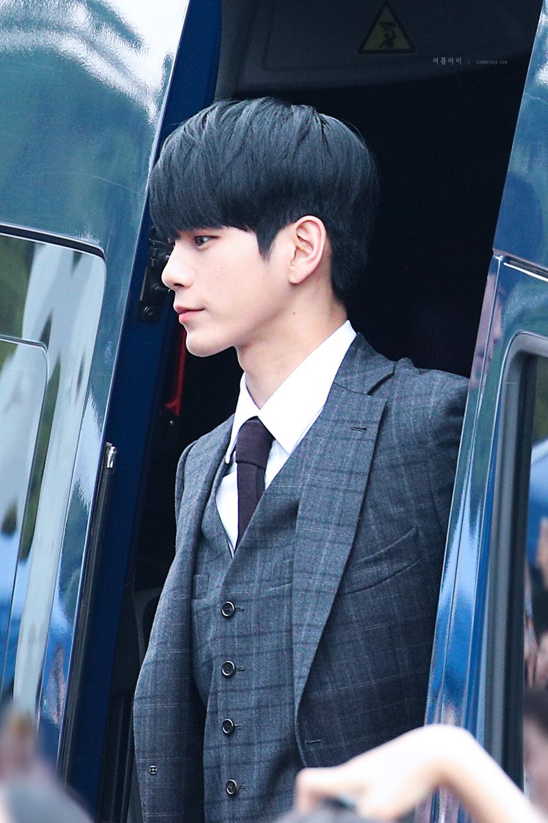 summerboy_osw's tweet photo. 180830 소리바다 어워즈 
옹이사님.. 😇🔫

#옹성우 #ONGSEONGWU https://t.co/8W8sQ2f9Xy