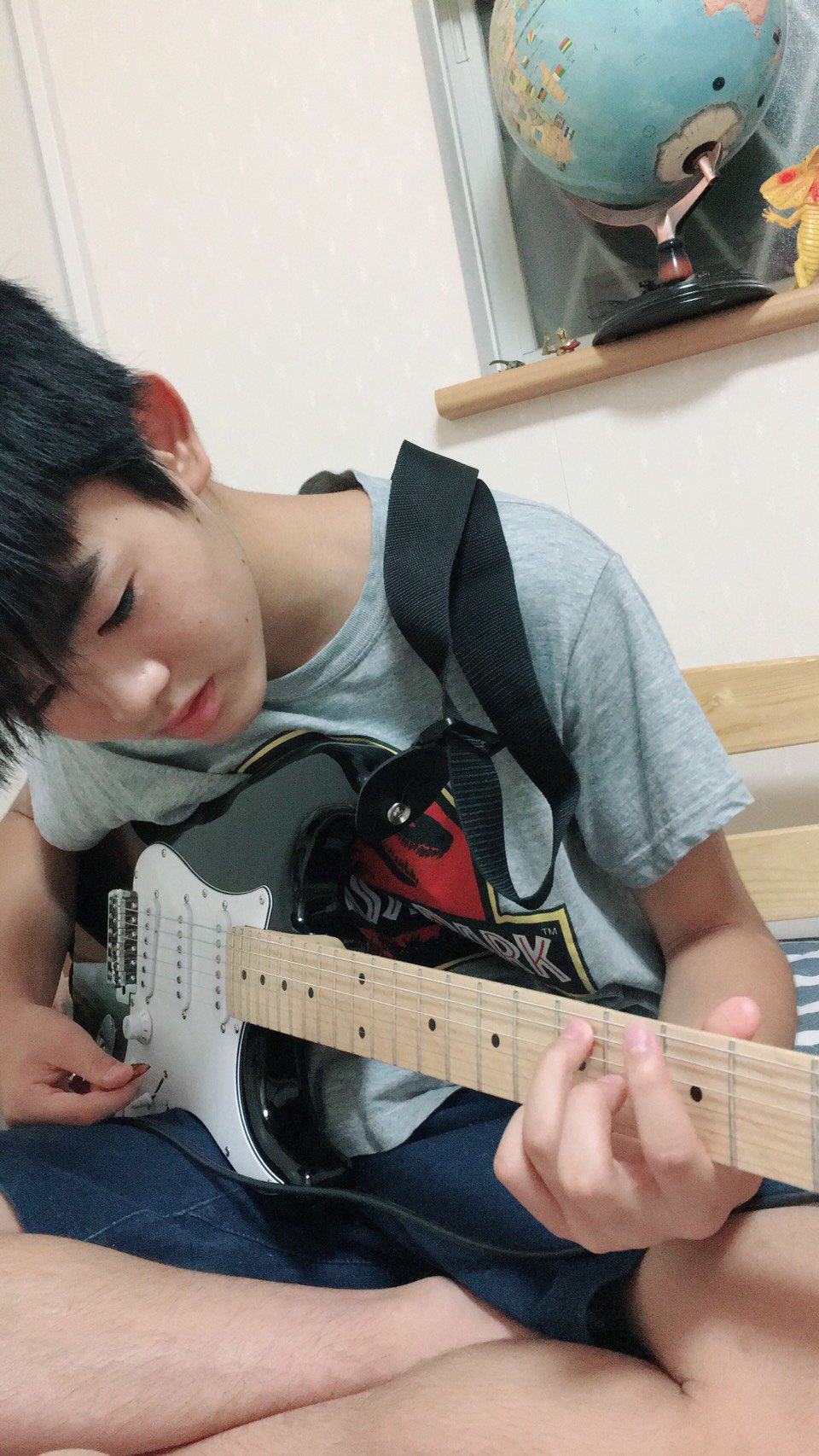 森 俊之 中2になる甥っ子が ついにストラトを購入 去年ぐらいまでは恐竜だったのに 今年になってエレキギター に興味が 東京のおっちゃんは 中1の時レスポール買って文化祭でバンド演奏し 女の子にキャーキャー言われてたで そう 女の子に