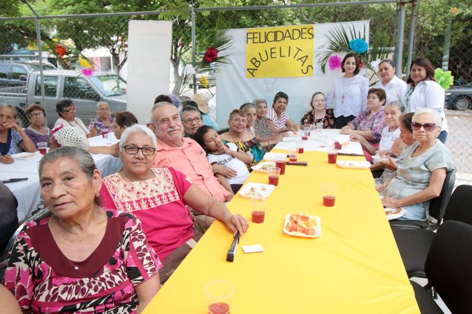 TuxtlaDIF's tweet photo. En el CEDECO de la Colonia 24 de Junio la alegría fue una constante durante nuestra convivencia. La presidenta del Sistema DIF Tuxtla Patricia Cantoral de Molano dirigió un mensaje a las y los abuelitos reconociendo su gran valía para formar una sociedad sana. https://t.co/qsIFKk7Lqd
