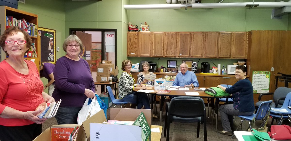 RaiseRead_SC's tweet image. Thank you to our wonderful book labeling volunteers! We are sorting and labeling hundreds of books this morning-soon to be in the hands of Story County kiddos!